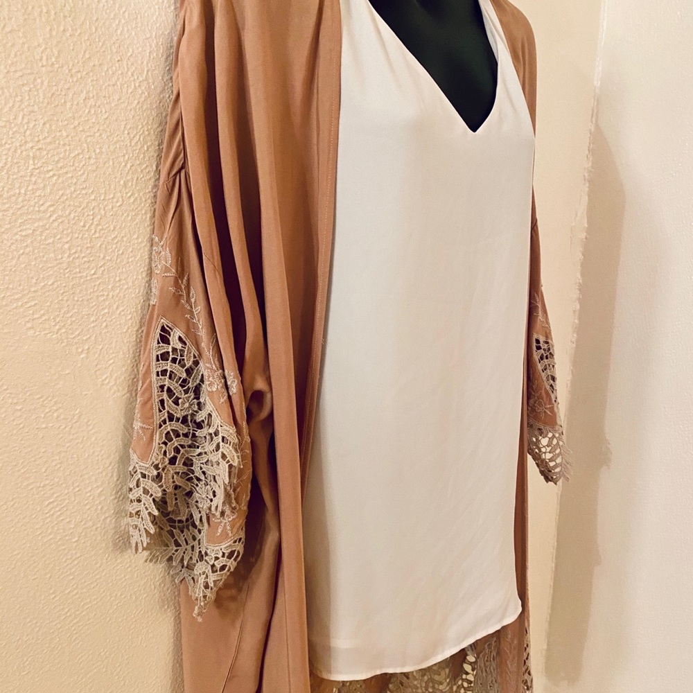 Women’s kimono pale pink with soft grey lace trim